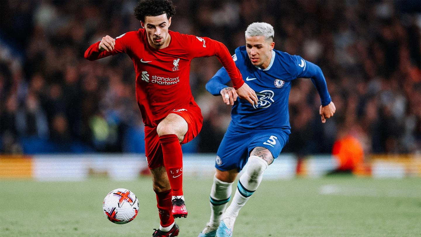 Liverpool's Curtis Jones competes with Chelsea's Enzo Fernandez during a match at Stamford Bridge