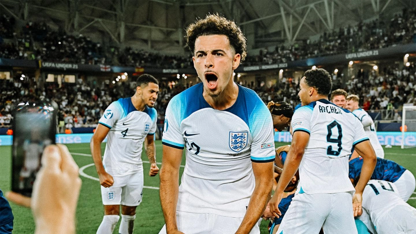 Curtis Jones celebrates winning U21 European Championship with England