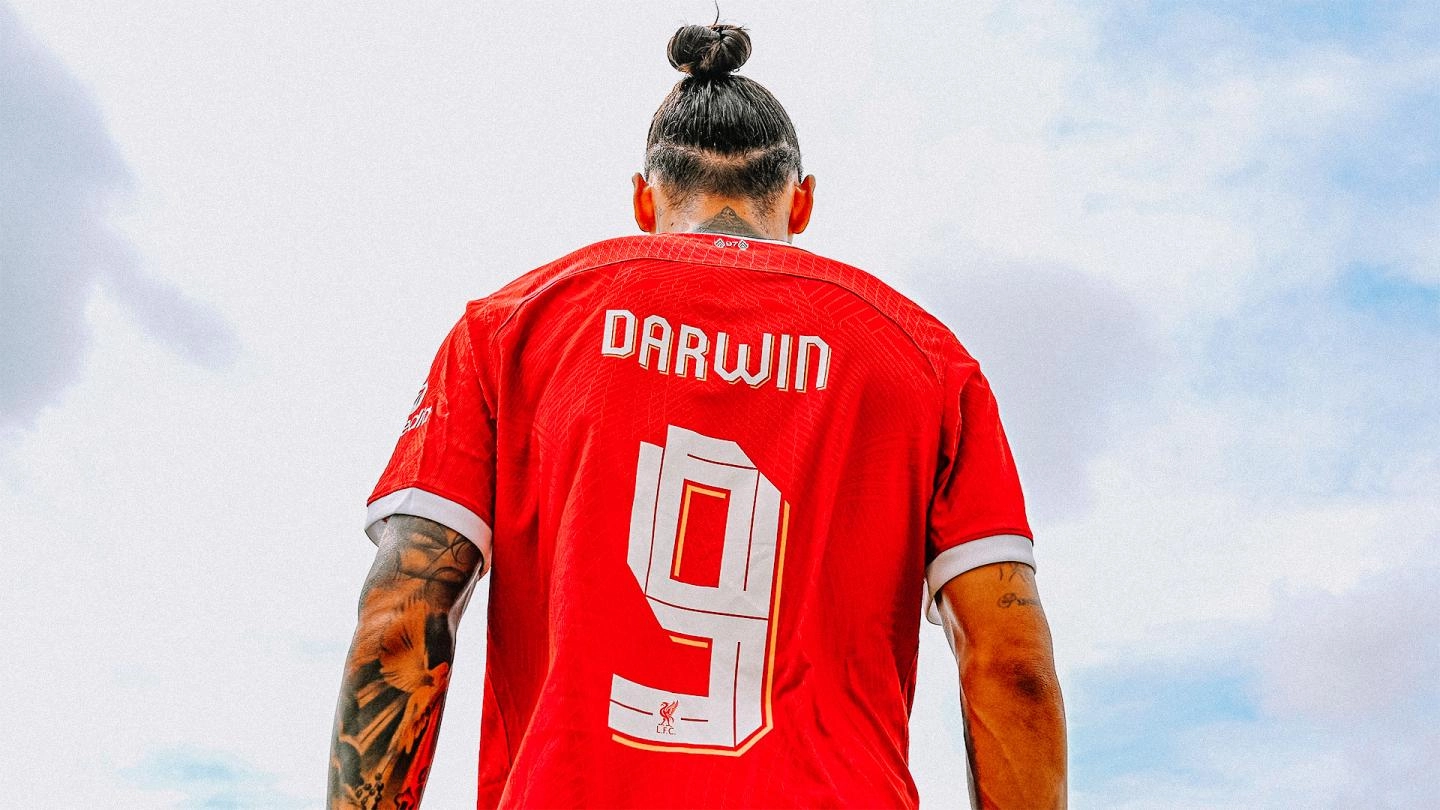 Darwin Nunez poses with his new No.9 Liverpool shirt
