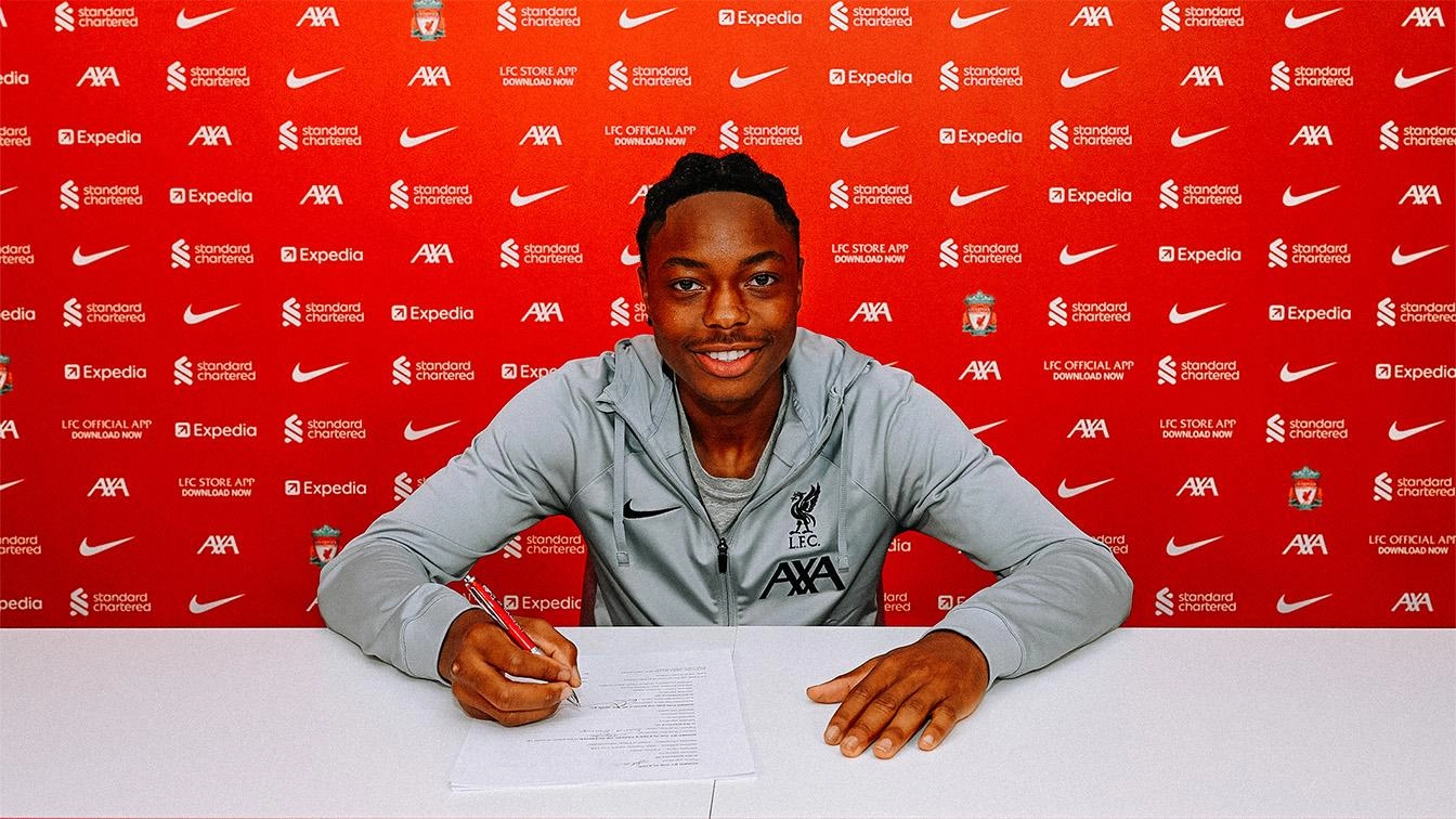 Afolami Onanuga signs first professional contract with Liverpool.