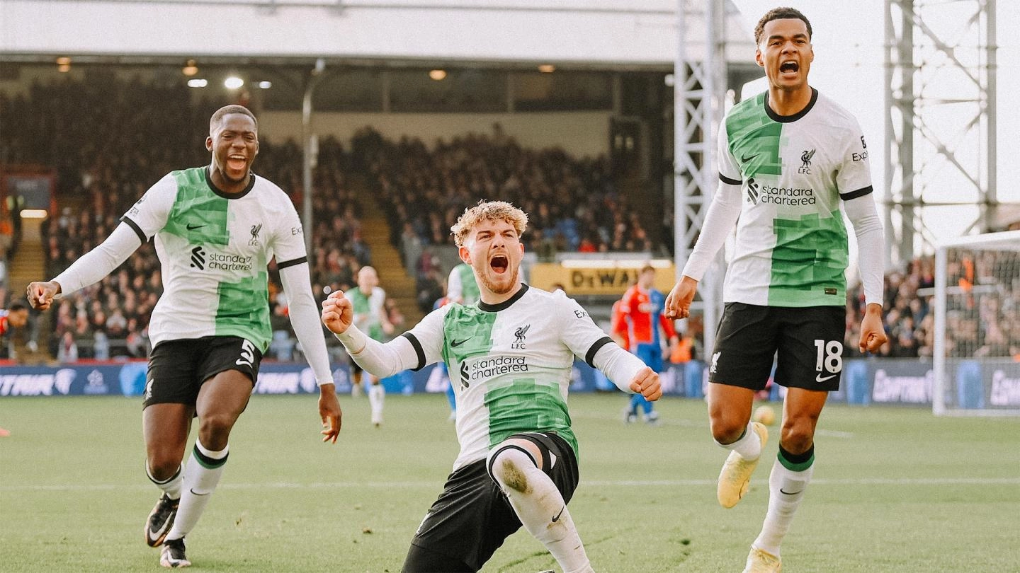 Harvey Elliott scores in added time to earn Liverpool victory at Crystal Palace