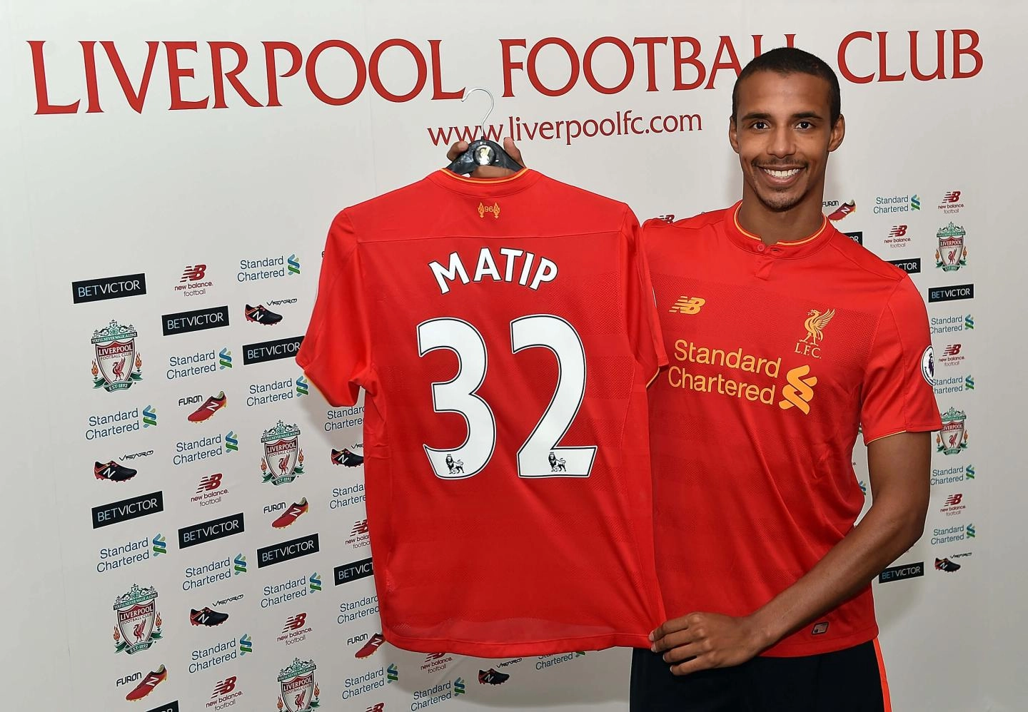 Julio de 2016: Se presenta oficialmente como jugador del Liverpool