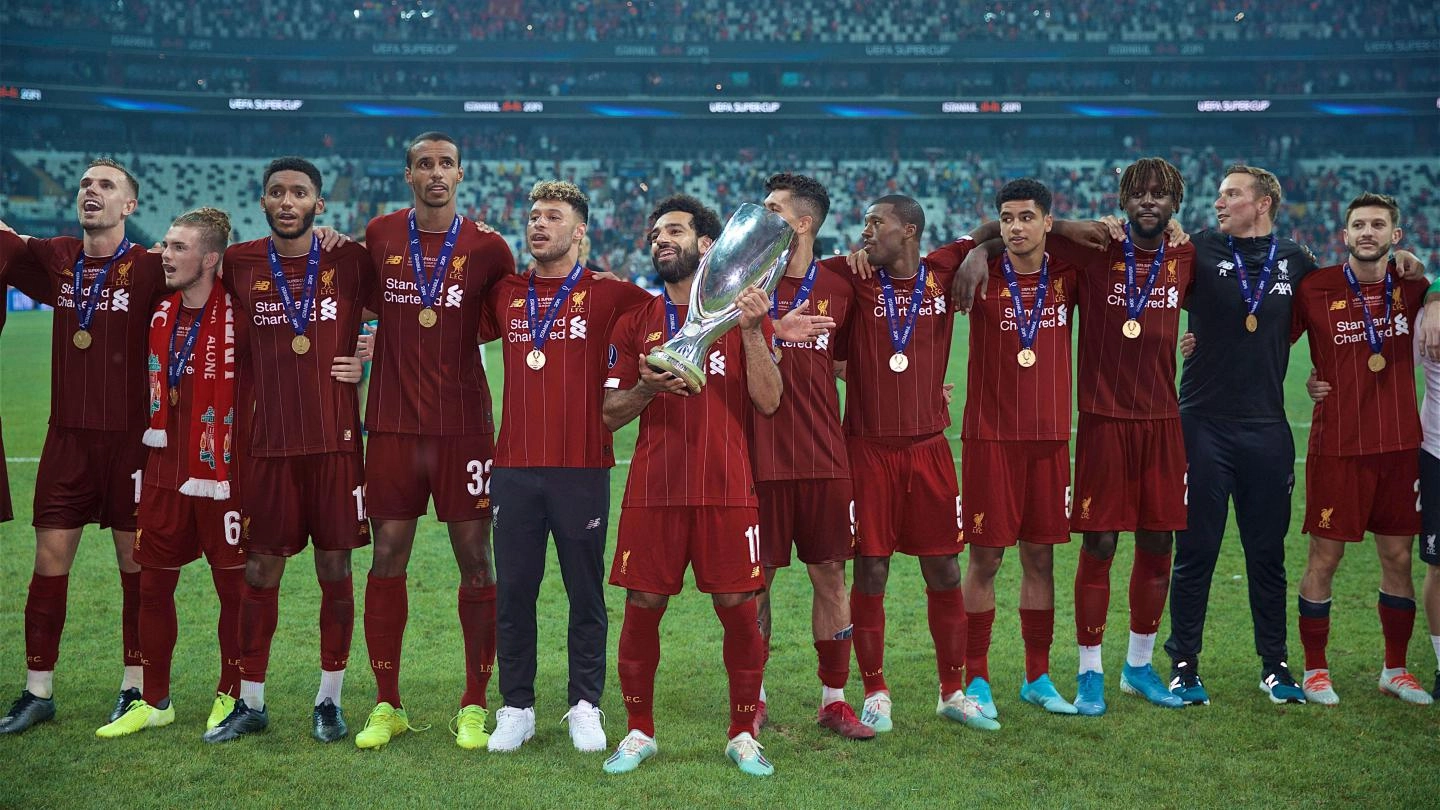 Agosto de 2019: Levantamiento de la Supercopa de la UEFA en Estambul