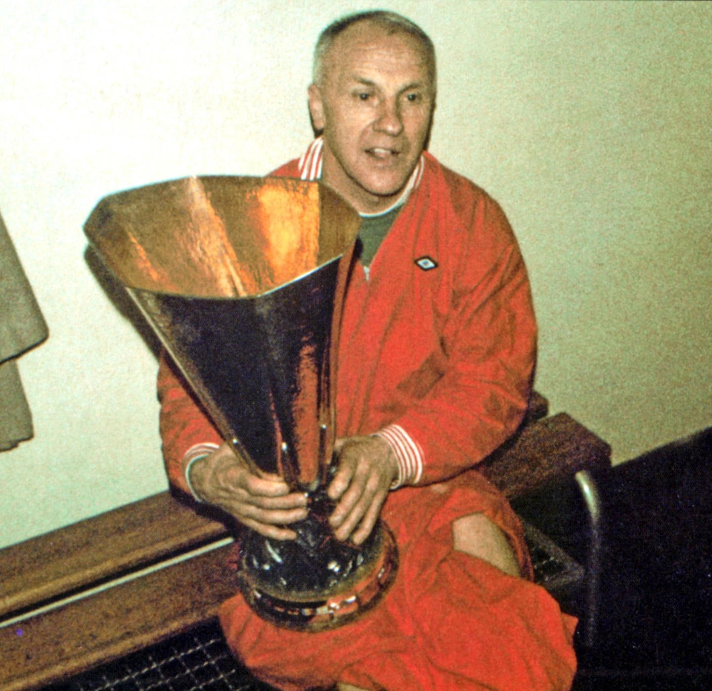 Bill Shankly with the trophy after victory in 1973