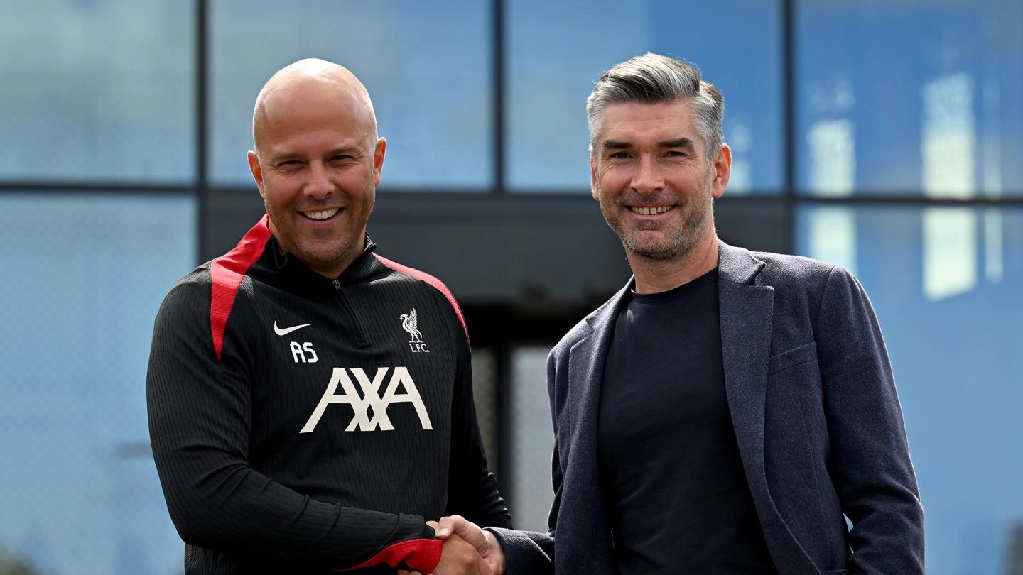 ในภาพ: Arne Slot และ Richard Hughes พบกับสื่อในการแถลงข่าว LFC ครั้งแรก