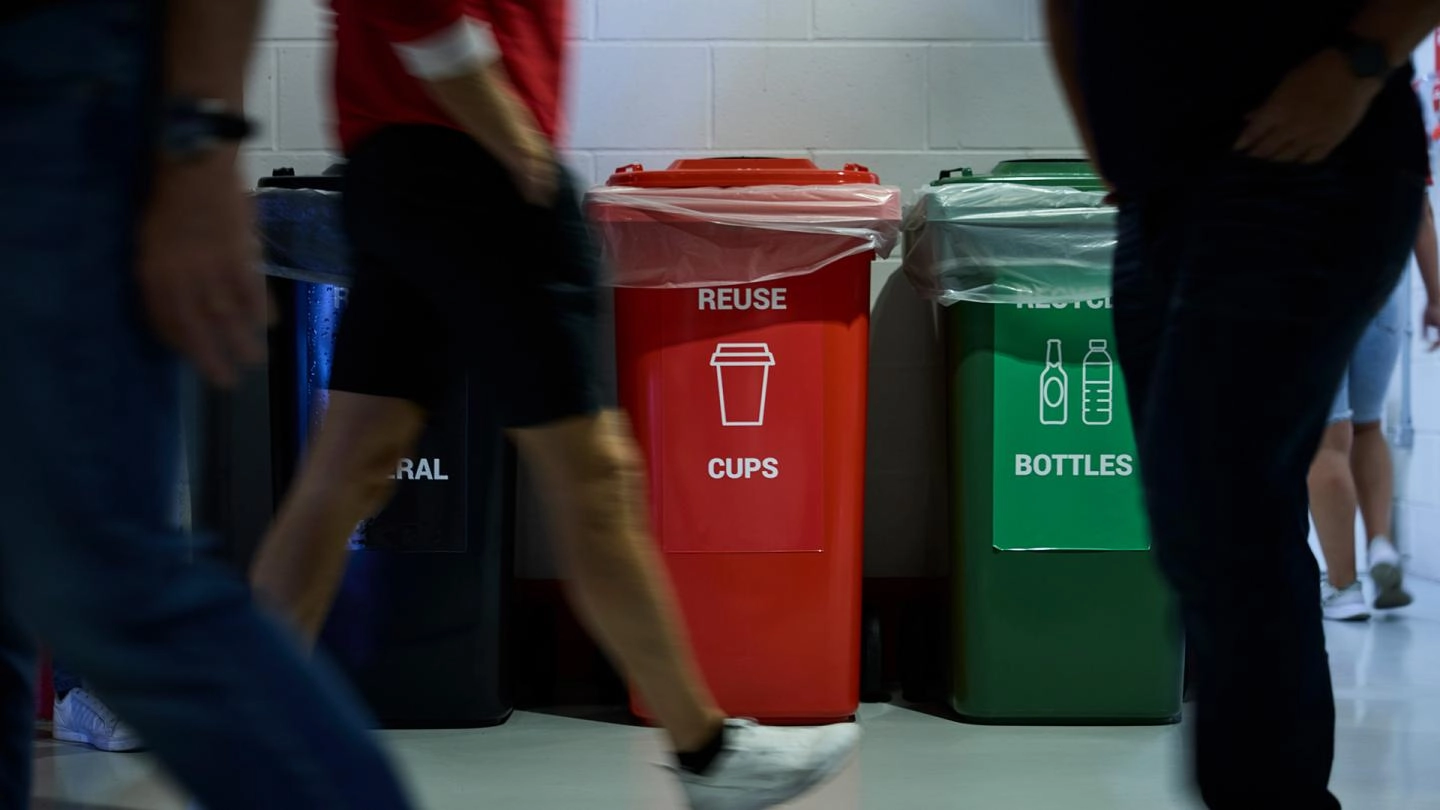 Reds-Fans helfen in Anfield beim Recycling von mehr als einer Million Plastikflaschen