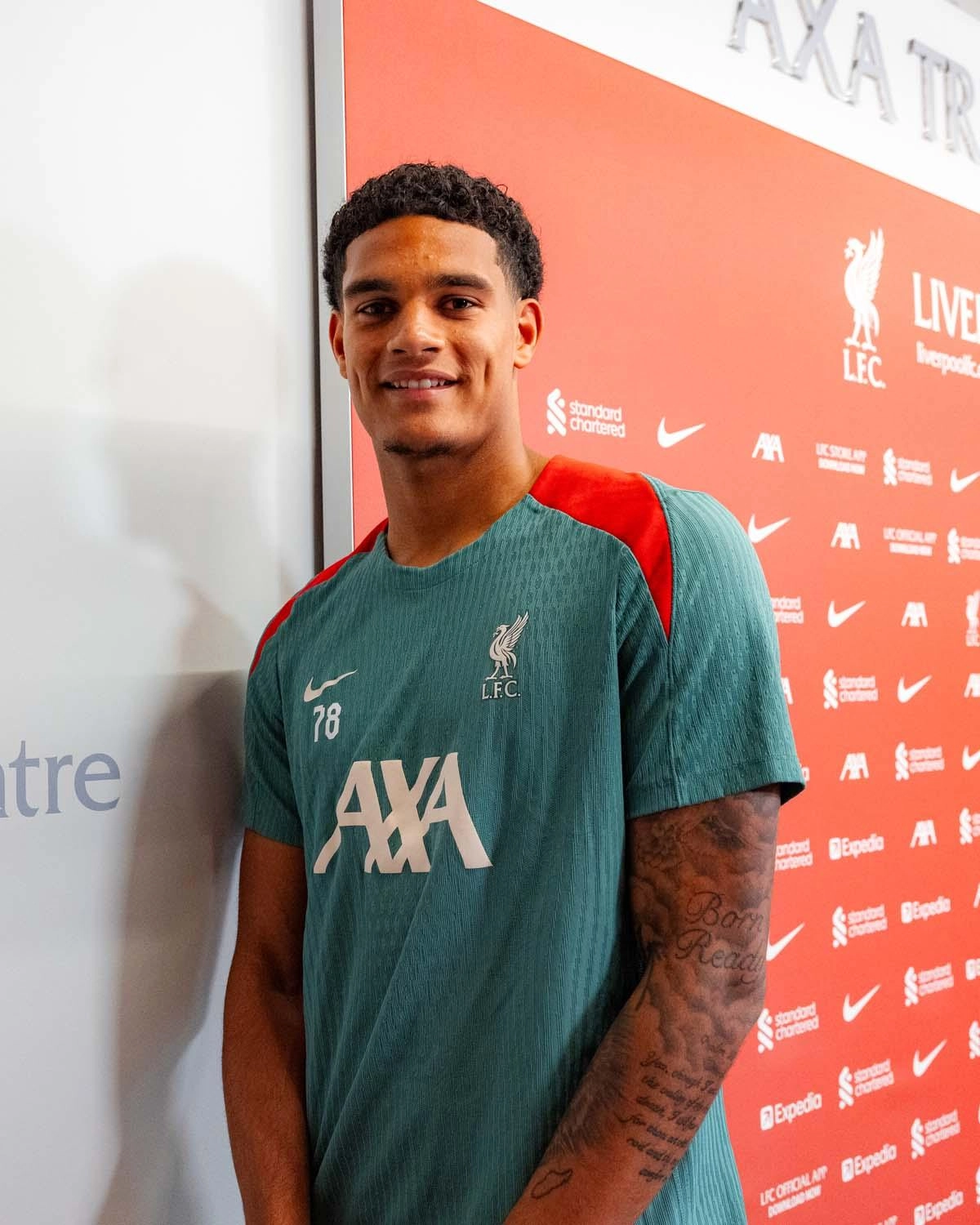 Em Fotos: Jarell Quansah Assina Novo Contrato Com A LFC No AXA Training ...