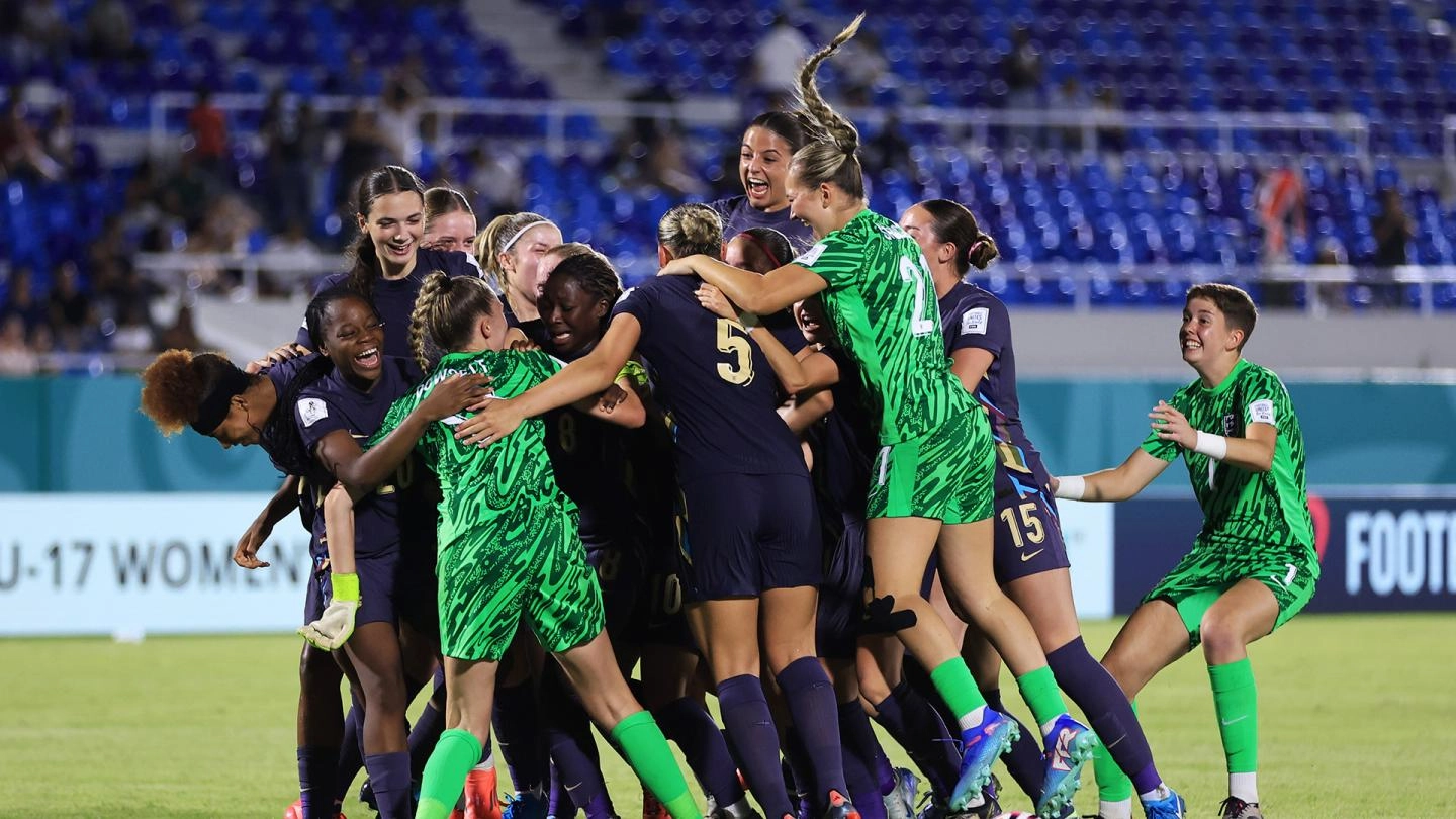 Zara Shaw segna il rigore vincente mentre l'Inghilterra raggiunge la semifinale della Coppa del Mondo femminile U17