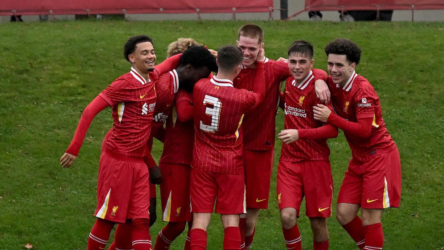 Liverpool U19 e Real Madrid U19 em campo pela UEFA Youth League