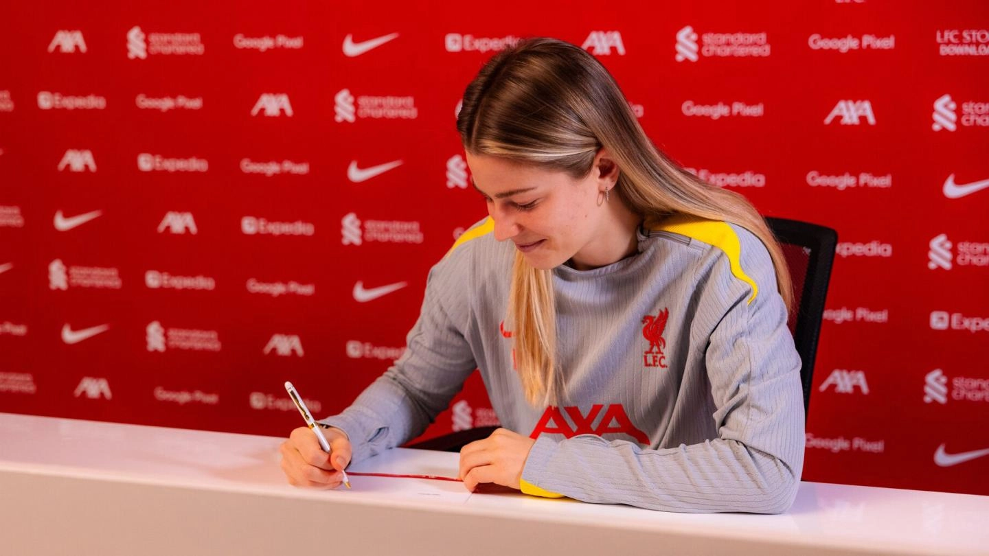 In photos: Marie Höbinger seals new deal with LFC Women