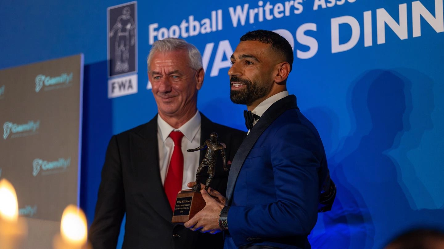 Mohamed Salah collects 2025 FWA Footballer of the Year award