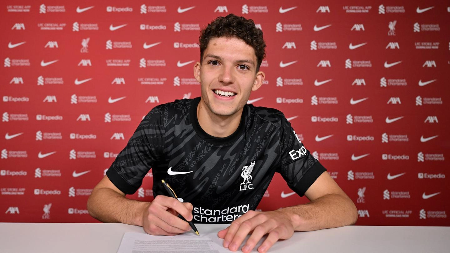 Reds have a new goalkeeper! Liverpool agree deal to sign 20-year old Hungarian shot stopper Armin Pecsi from Puskas Akademia