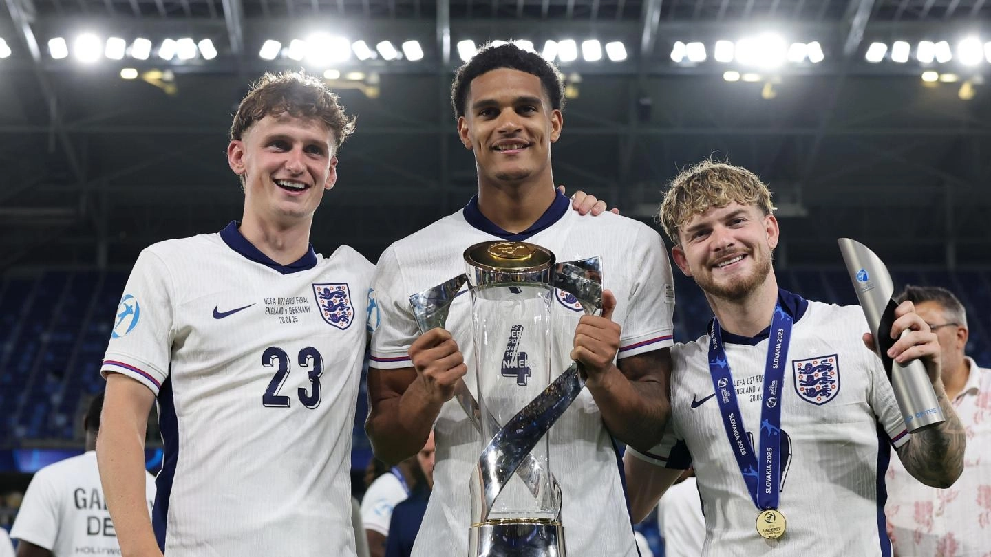 Elliott scores and Morton assists winner as Reds trio lift U21 Euros with England