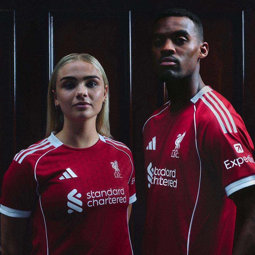 Camisa Liverpool adidas 25/26 com três listras brancas nos ombros