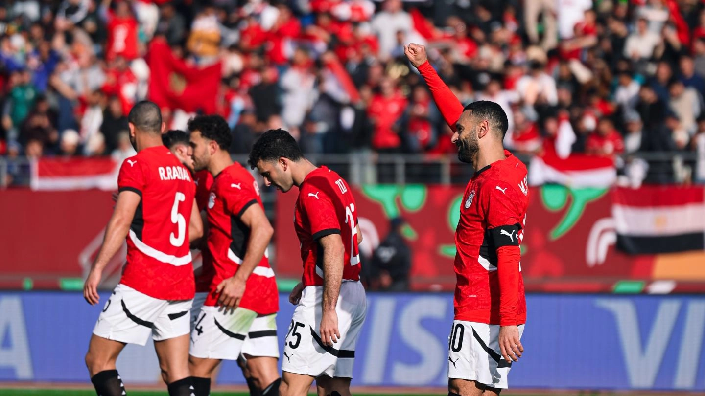 Mohamed Salah marca un penalti mientras Egipto se clasifica para los octavos de final de la AFCON