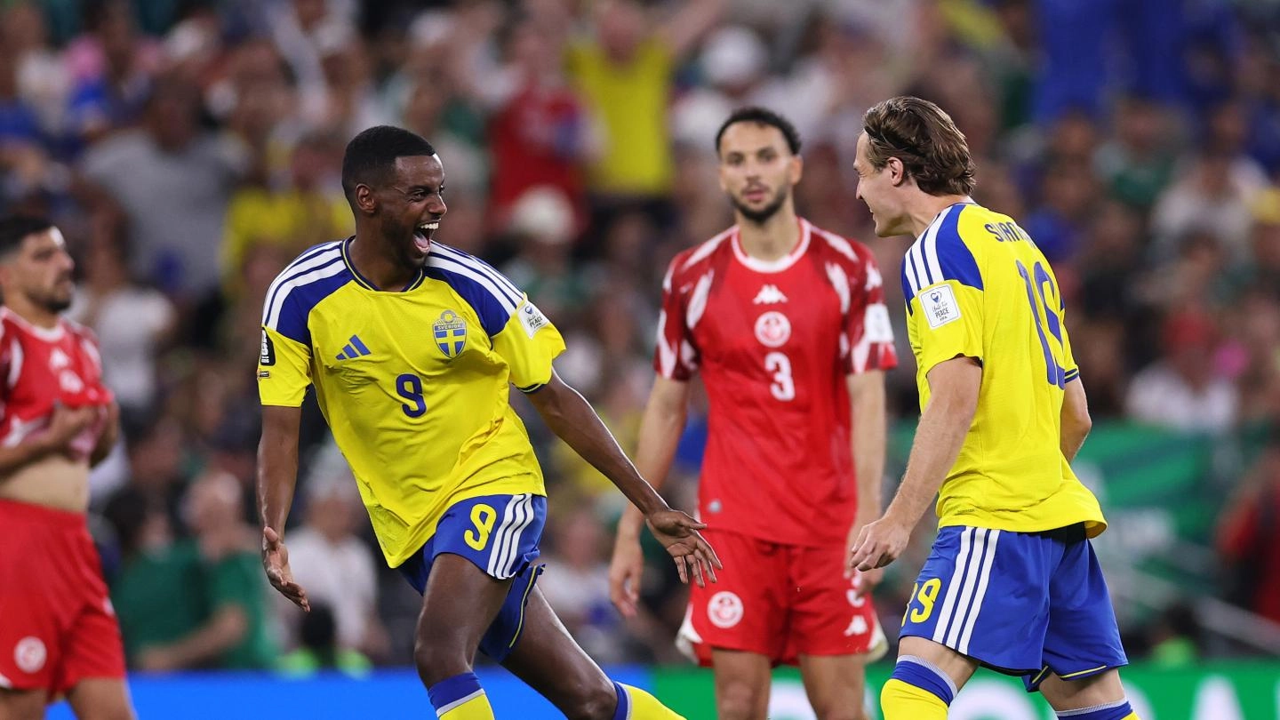 World Cup: Alexander Isak scores and assists twice for Sweden World Cup: Alexander Isak scores and assists twice for Sweden