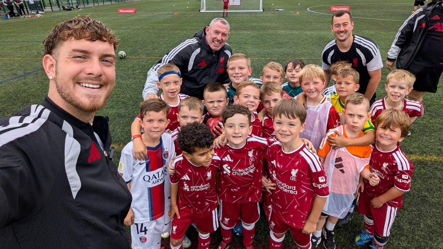 situs slot papua Harvey Elliott dan Joe Gomez mengejutkan anak-anak lokal di kamp sepak bola Yayasan LFC