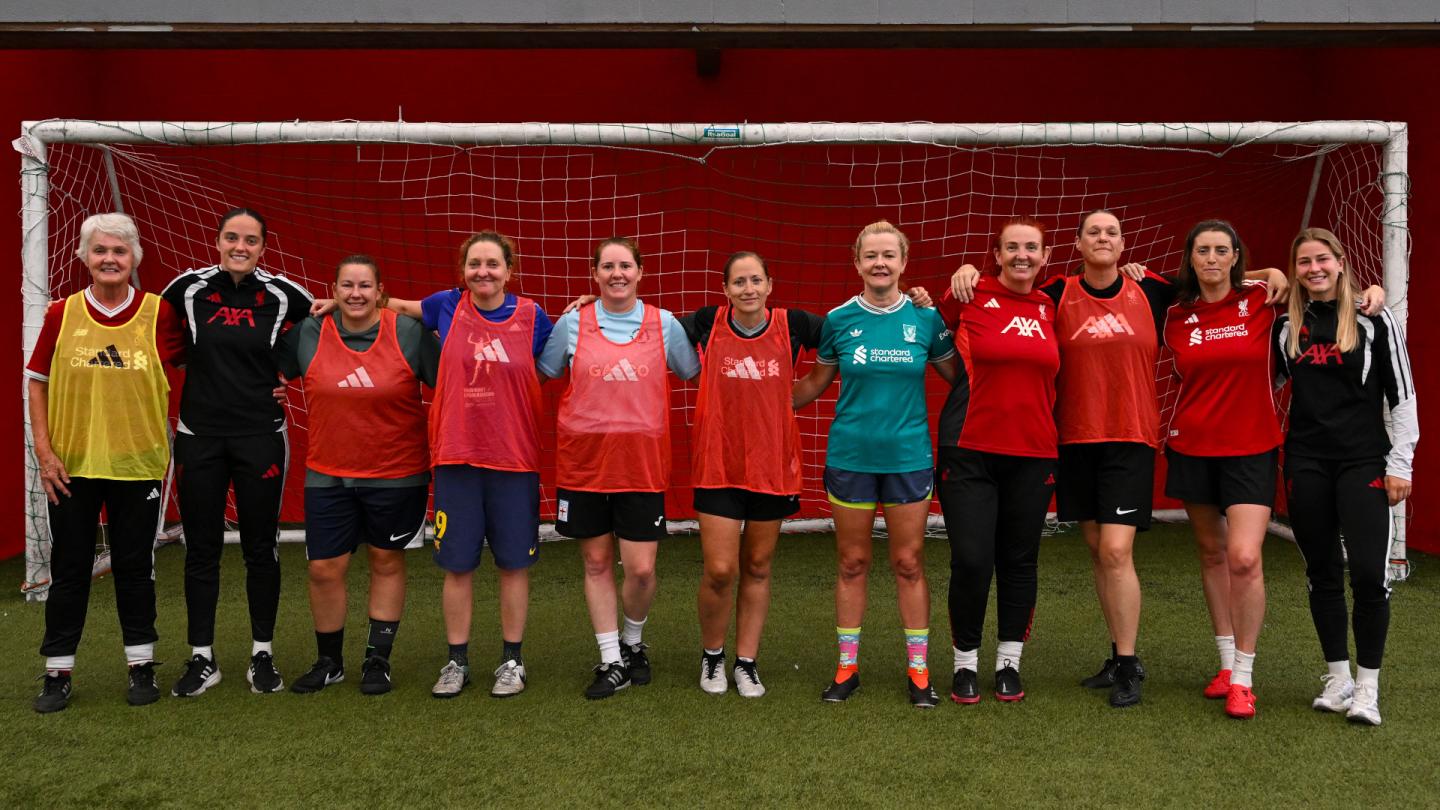 Marie Höbinger dan Faye Kirby mengejutkan pemain sepak bola berjalan LFC Foundation di Melwood