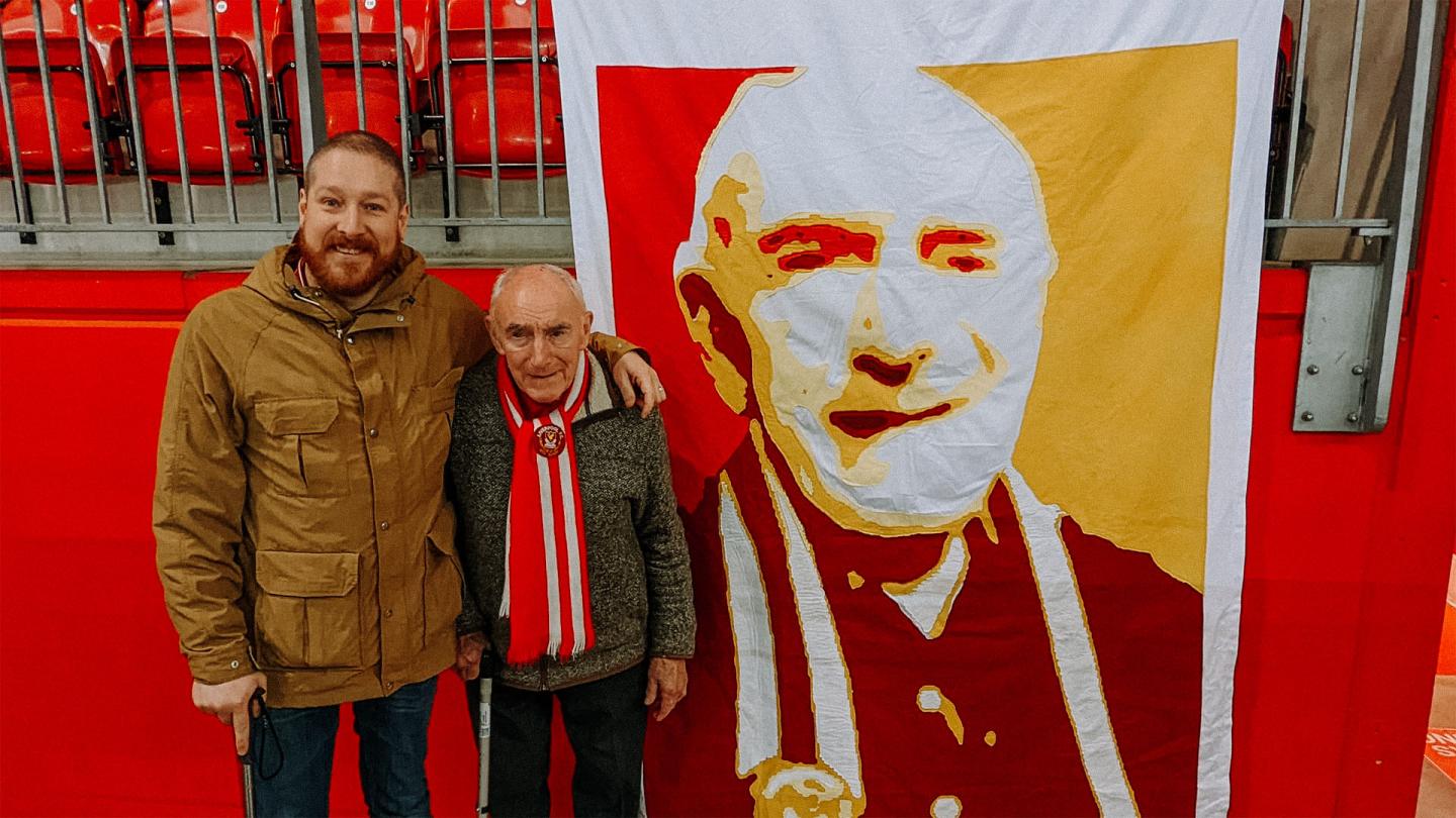  The superfan and 'lucky steward' with his own Anfield banner