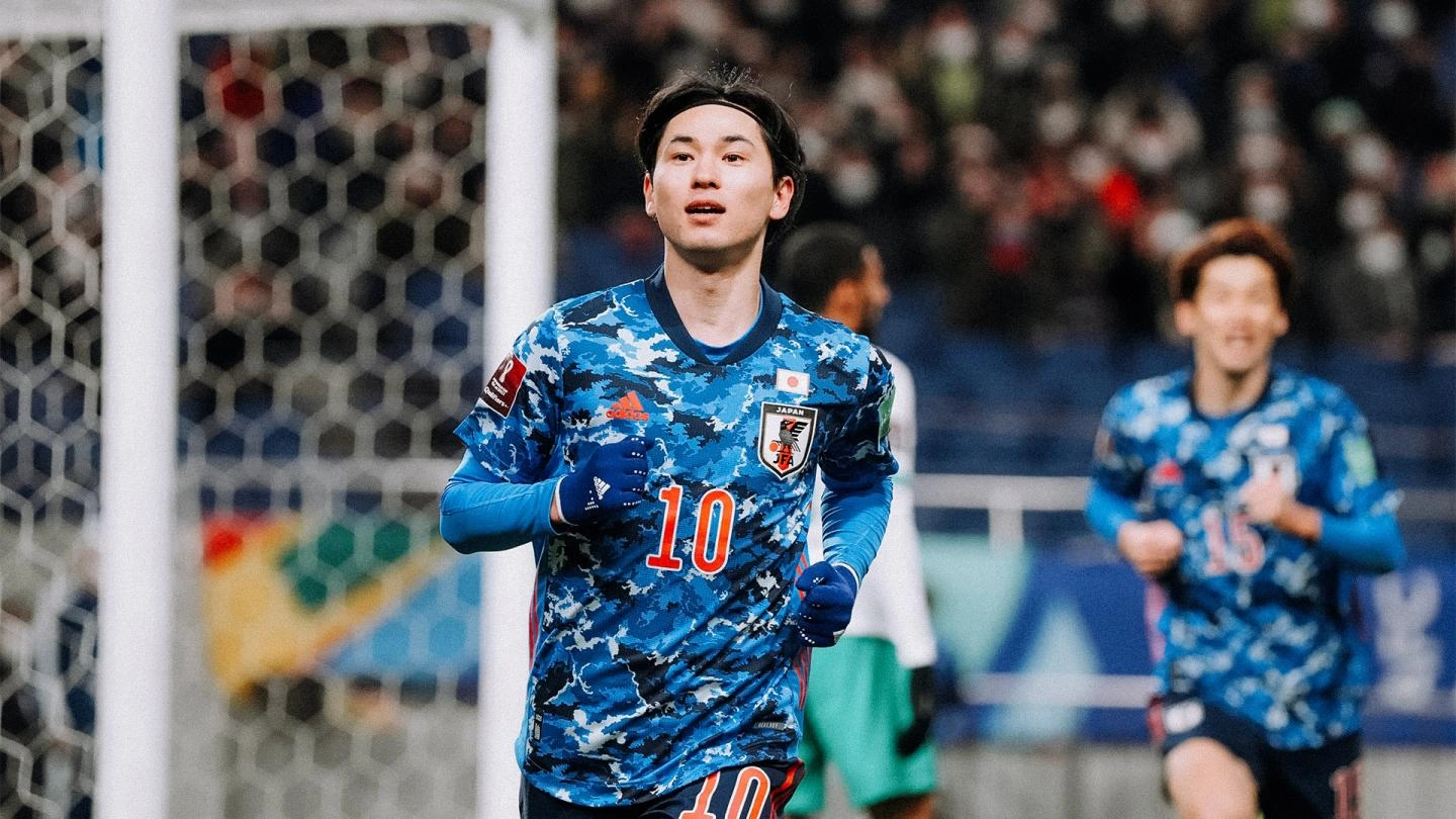 Takumi Minamino scores in Japan's World Cup qualifying win