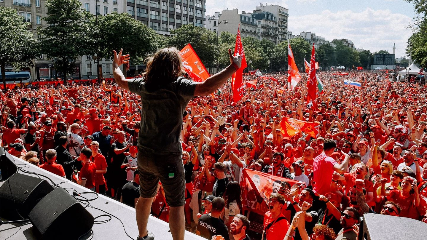 Thousands of Reds visit open-air fan event in Paris