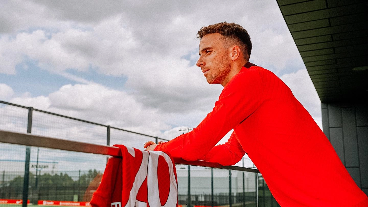 Photos: Diogo Jota Signs New LFC Contract At AXA Training Centre ...