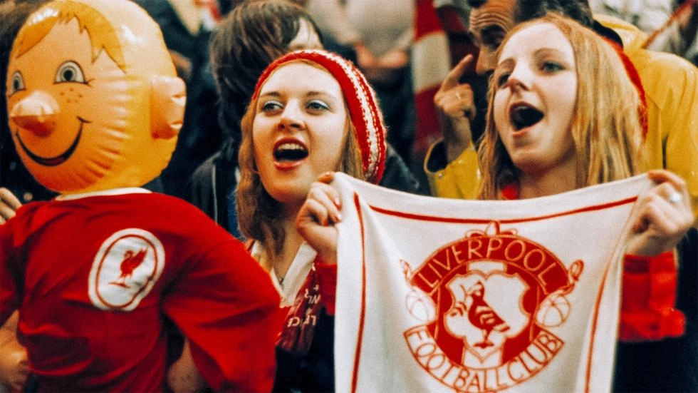 'Mum, is this you?!' - the story behind a treasured LFC photograph