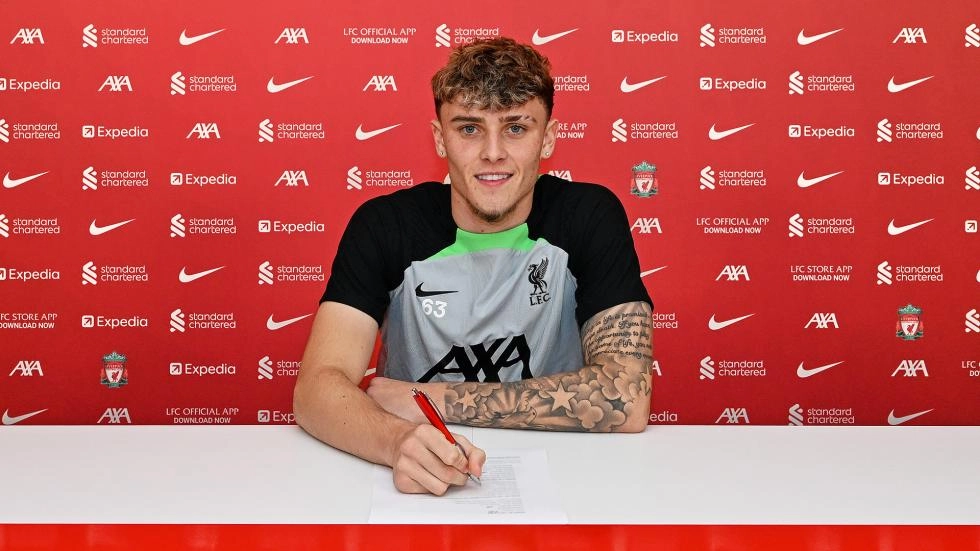 Bobby Clark signs new long-term contract with Liverpool FC