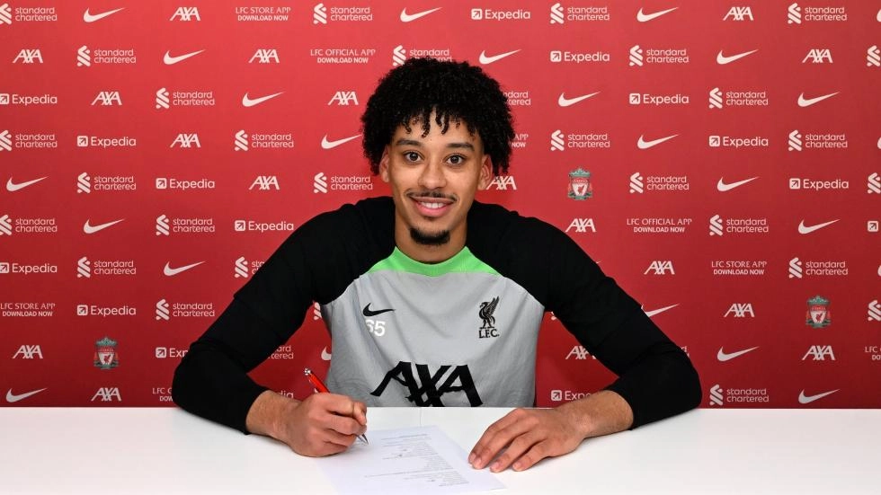 Calum Scanlon signs new contract with Liverpool FC