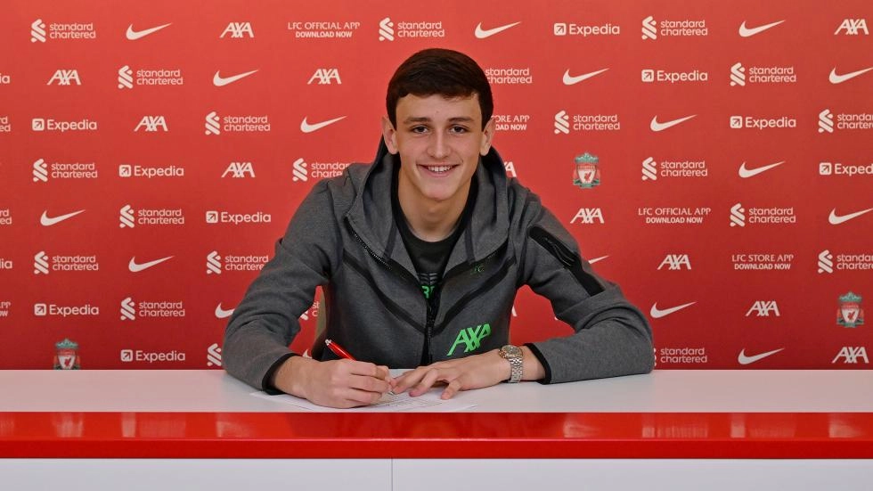 Lucas Pitt signs first professional contract with LFC