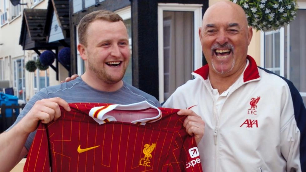 Watch: Liverpool fans receive new-kit surprise from Bruce Grobbelaar with help of UPS