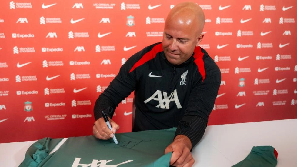 Competition: Win a Liverpool training top signed by Arne Slot