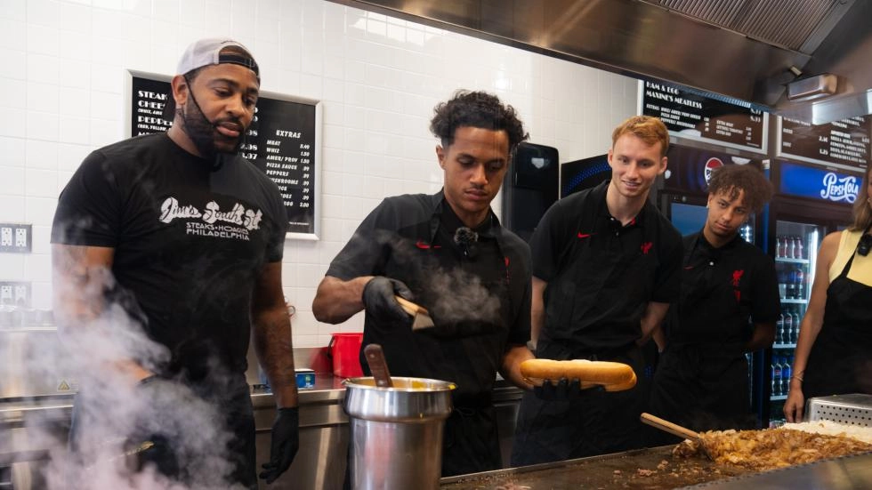 Making cheesesteaks, Philly challenges and more as Reds trio take city tour