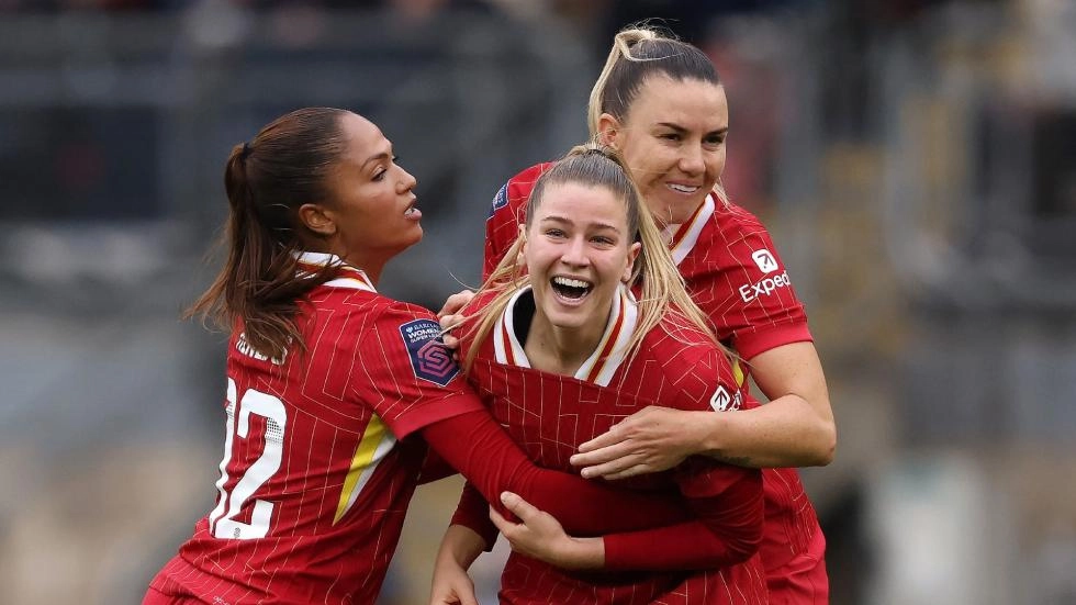 Liverpool win at Tottenham in WSL with Marie Höbinger's stoppage-time pen