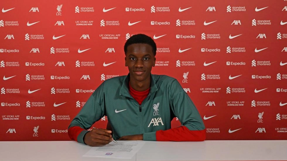 Trey Nyoni assina primeiro contrato profissional com o Liverpool FC