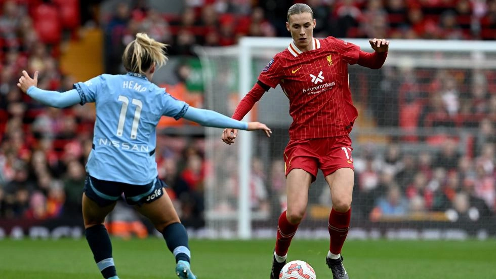 Liverpool suffer late defeat in WSL clash with Man City at Anfield