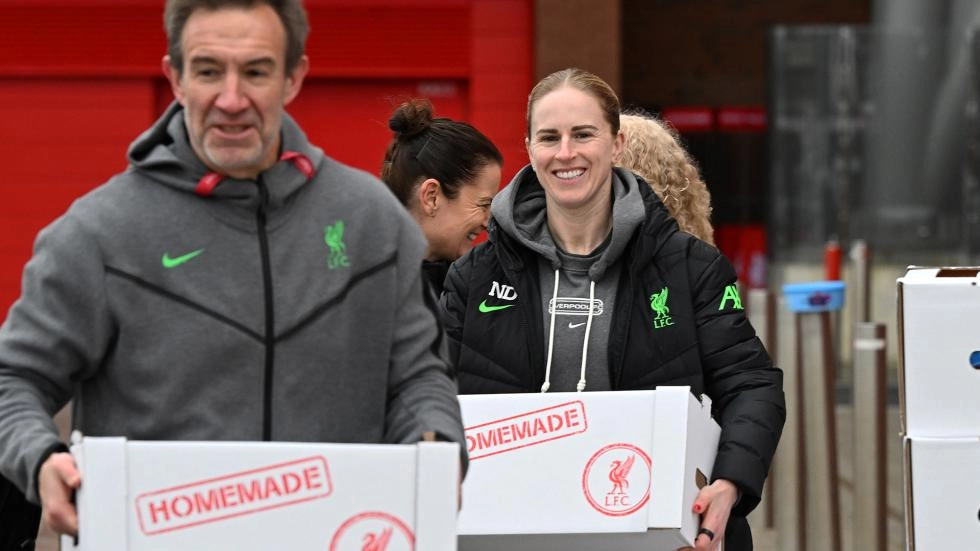 Reds ambassador Natasha Dowie helps deliver 2,000 Christmas hampers to local families