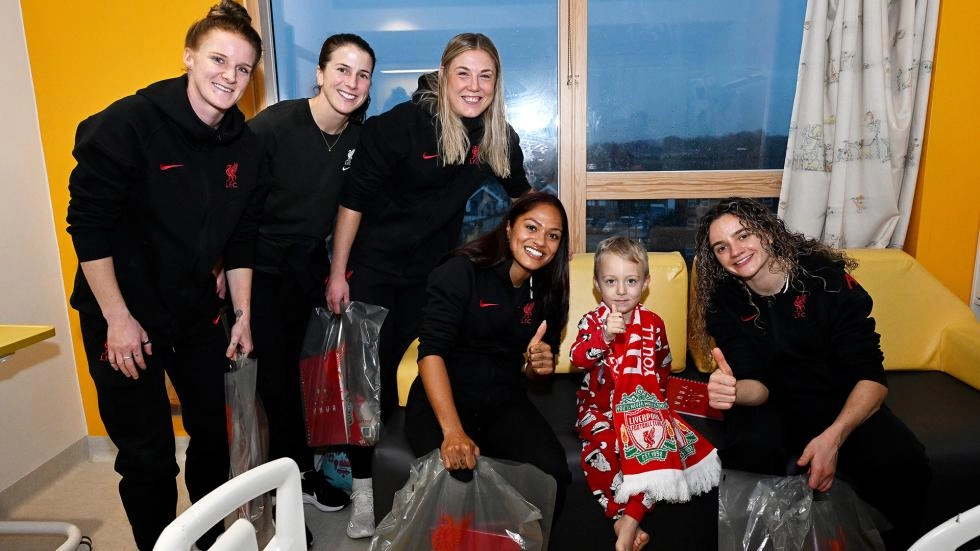 Photos: LFC Women squad make annual Christmas visit to Alder Hey