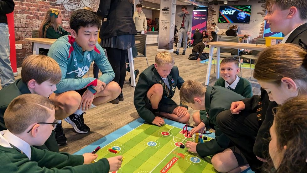 Wataru Endo surprises school children at LFC Foundation session