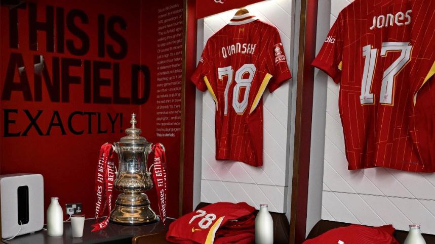 リバプール対アクリントン・スタンレーのマッチデープログラムを手に