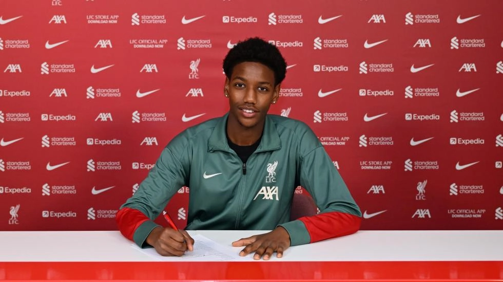 Alvin Ayman signs first professional contract with Liverpool