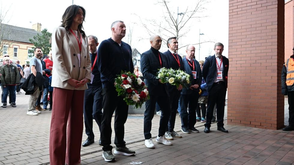 Chelsea lay wreath at Hillsborough Memorial