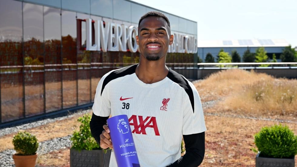 Ryan Gravenberch eleito Jovem Jogador da Temporada da Premier League