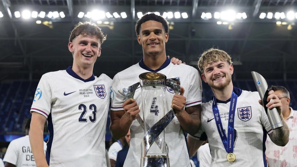 Elliott scores and Morton assists winner as Reds trio lift U21 Euros with England