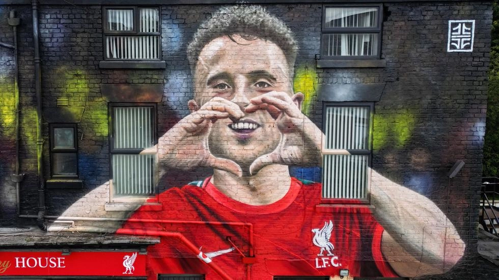 ภาพจิตรกรรมฝาผนังพิเศษเสร็จสมบูรณ์เพื่อเป็นเกียรติของ Diogo Jota ใกล้ Anfield