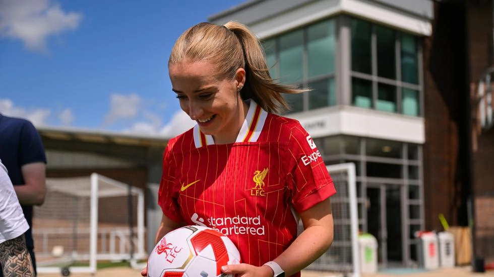แกลเลอรี่: เคอร์สตี้ แมคลีนมาถึงการโอนตัวผู้หญิง LFC