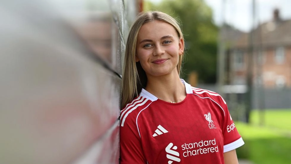 Zara Shaw ลงนามในสัญญามืออาชีพครั้งแรกกับ LFC Women