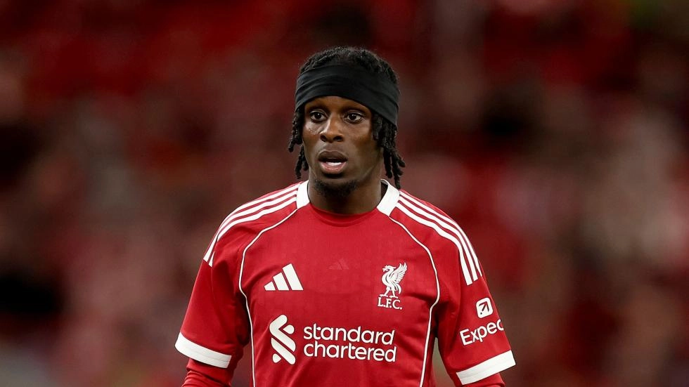 arne-slot-xac-nhan-liverpool-se-mat-frimpong-den-giua-thang-9