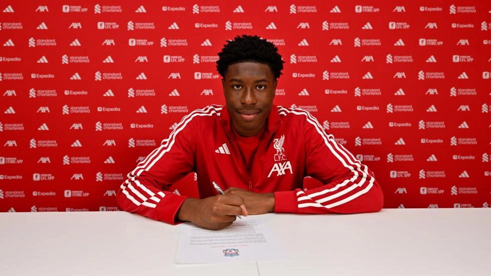 Emmanuel Airoboma signs first professional contract with Liverpool FC