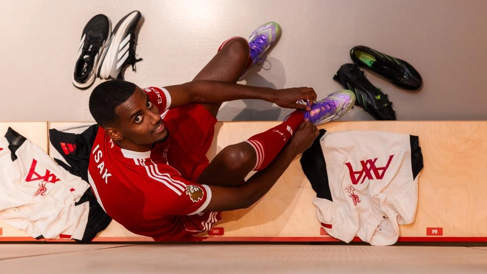 In photos: The moment Alexander Isak became a Liverpool player
